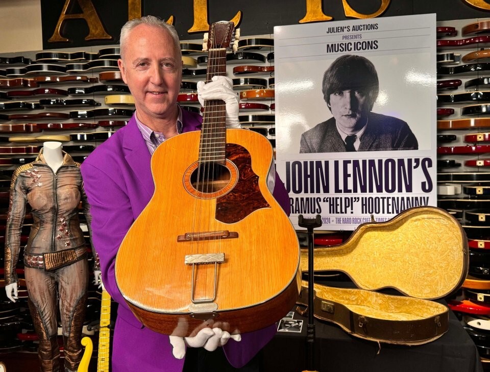 Найденную на чердаке гитару Джона Леннона продали за 2,9 млн долларов