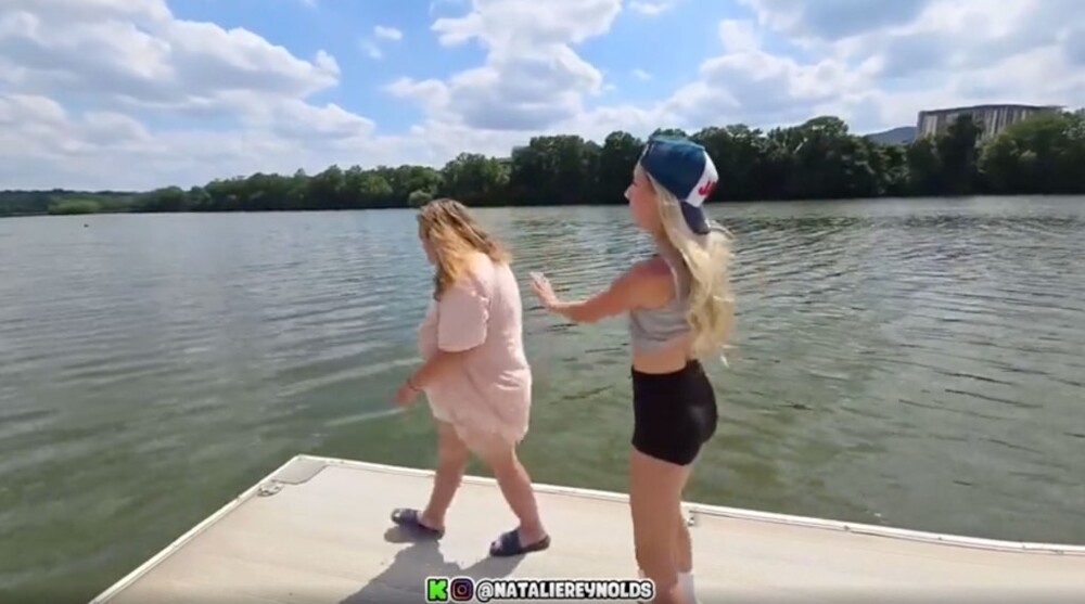 Стримерша заплатила женщине, которая не умеет плавать, чтобы она прыгнула в озеро