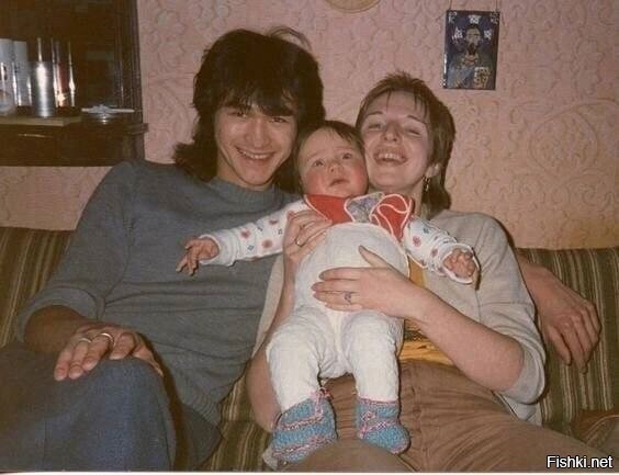 Виктор Цой с женой Марьяной и сыном Сашей, 1985 год