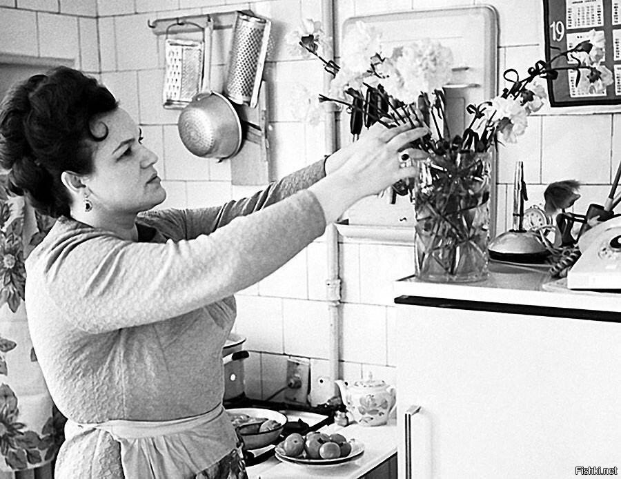 Людмила Зыкина на кухне, 1970 год