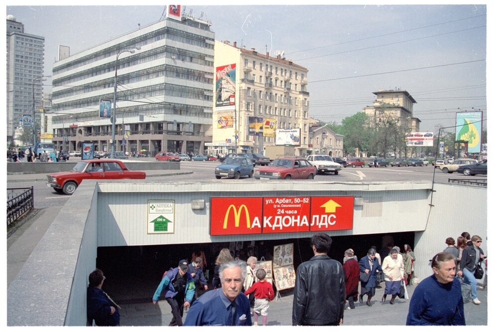 Подземный переход на Новом Арбате. Реклама Макдоналдса, художники шаржисты и обилие рекламы. Такой Москва была в 1998 году