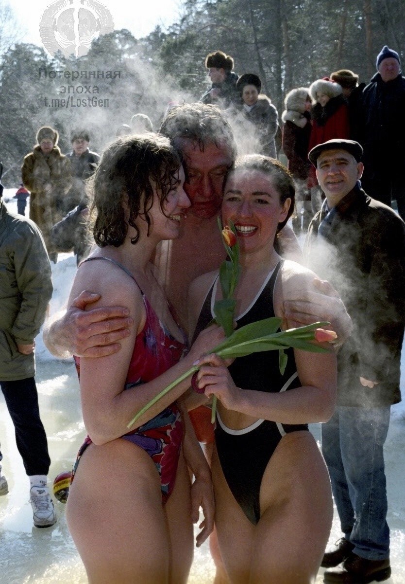 Ценители моржевания на одном из московских водоёмов, 1999 год
