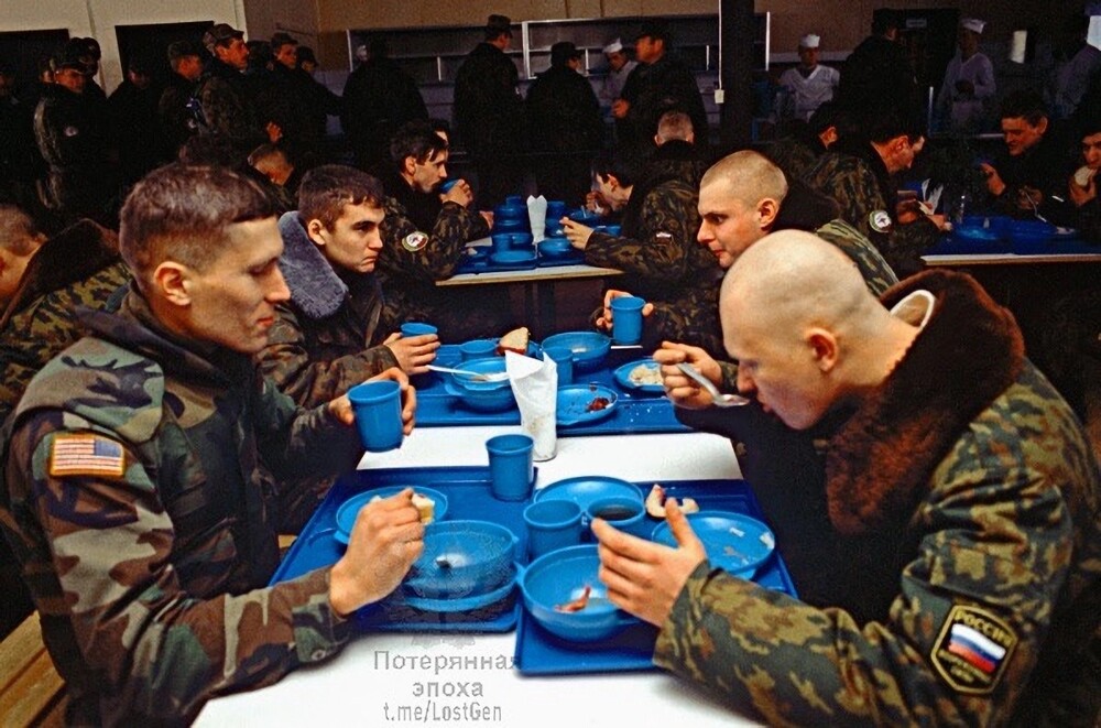 Российские и американские солдаты в  столовой, Босния 1996 год