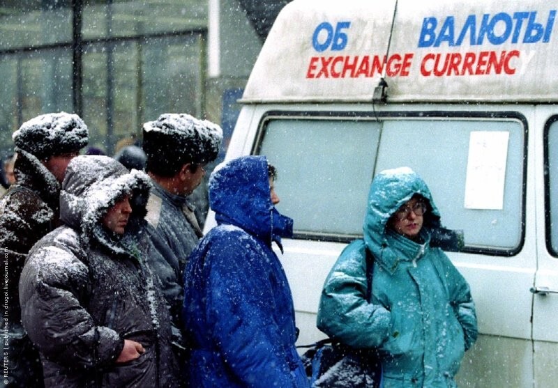 Очередь у передвижного пункта обмены валюты, 1994 год