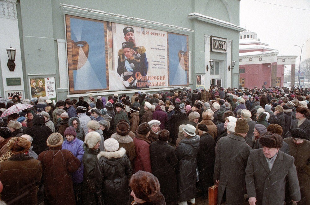 Очередь за билетами у кинотеатра «Художественный» на фильм «Сибирский цирюльник». Москва, 1999 год