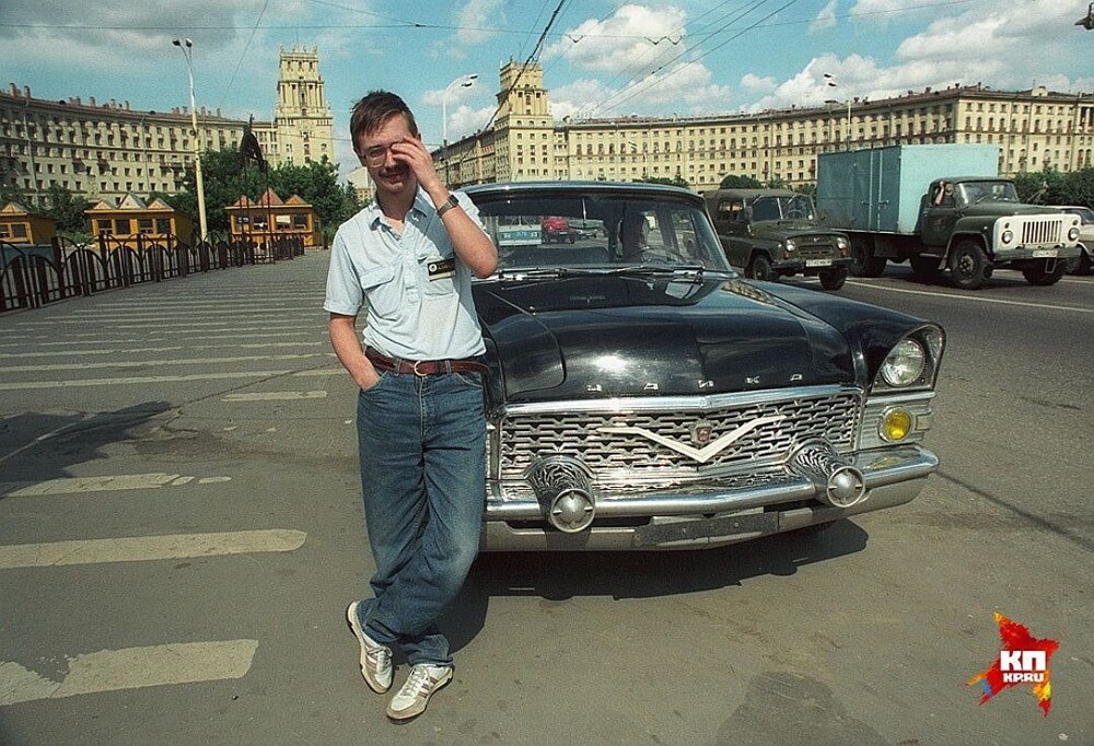 Герман Стерлигов на фоне "Чайки", которую купил в гараже Брежнева, 1992 год