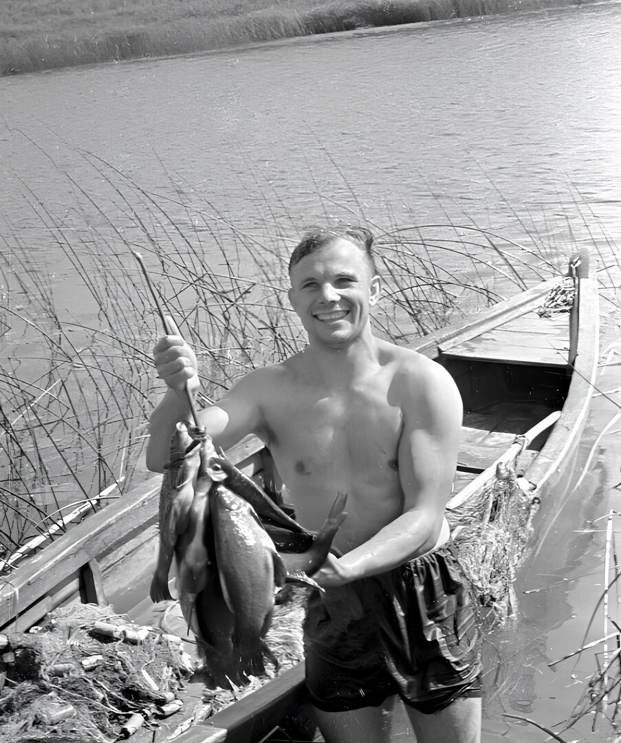 Юрий Гагарин с уловом на реке Угре в окрестностях Гжатска, 1961 год