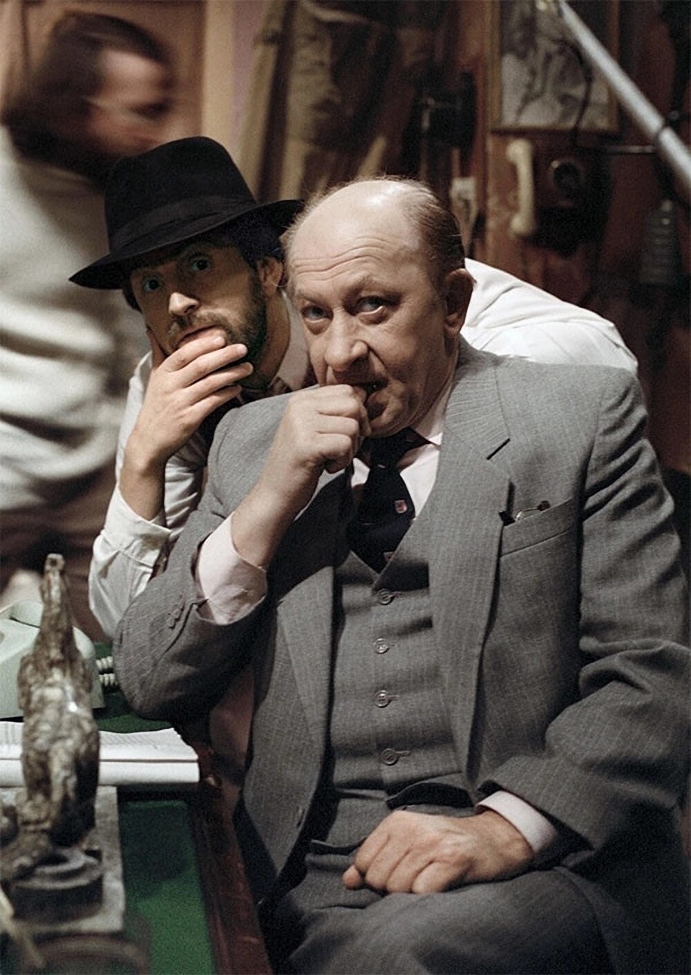 Евгений Евстигнеев и Леонид Ярмольник на съемках телесериала "Игра в детектив", 14 июля 1988 года.