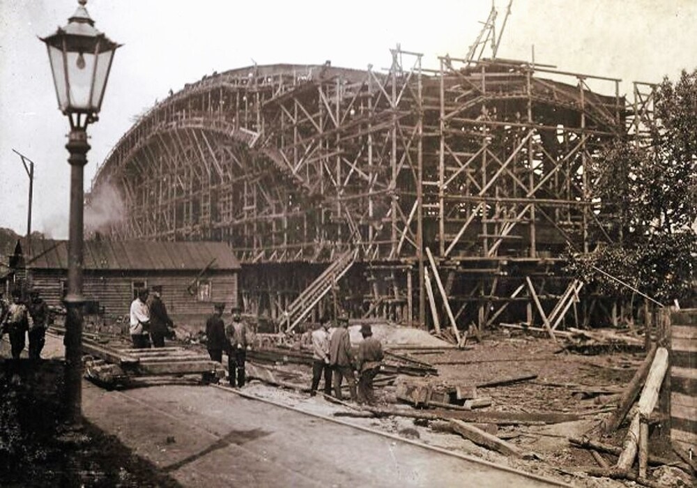 Вовсю идёт строительство моста Императора Петра Великого, который откроют в 1911 году.