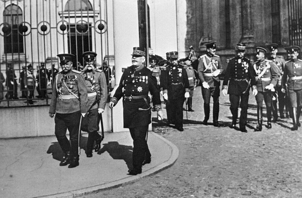 Начальник Генерального штаба Франции генерал Жозеф Жак Жоффр и сопровождающие его лица во время визита в Петербург.
