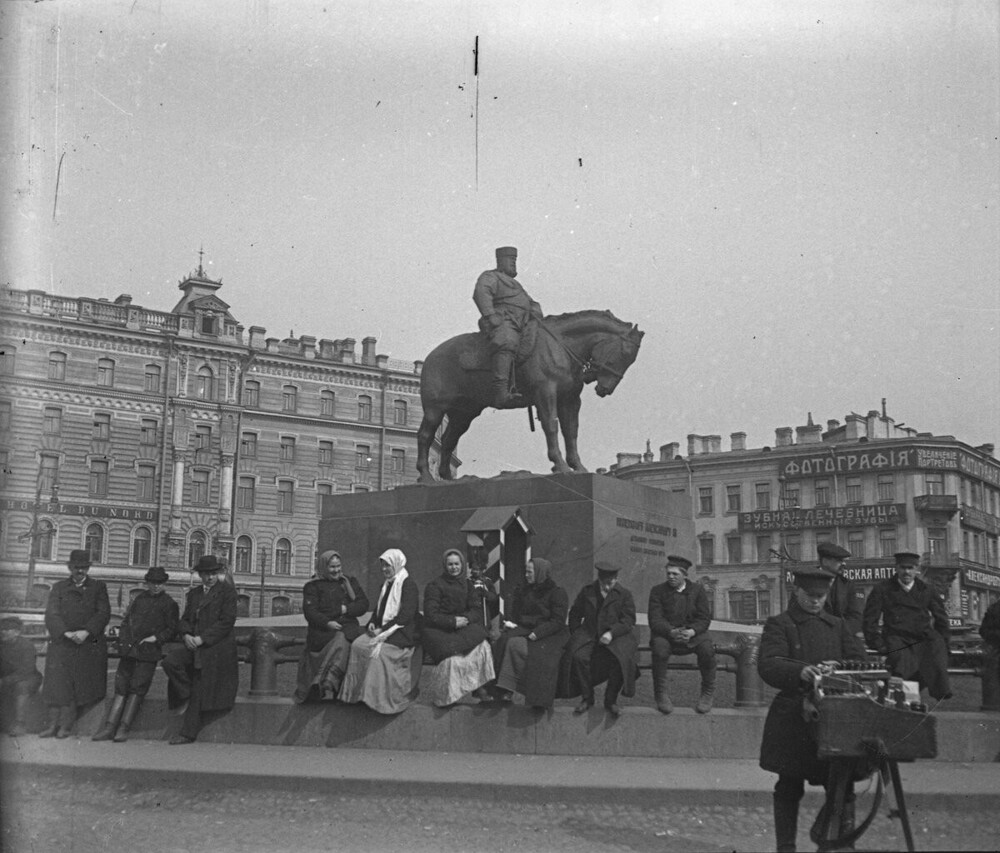 Будни Знаменской площади: памятник Александру Третьему стал тем местом, около которого очень удобно присесть и посидеть.