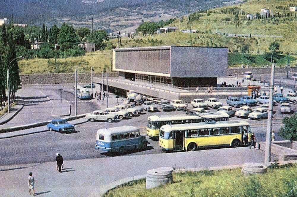 А так в те годы выглядел автобусно-троллейбусный вокзал в Ялте, открытый 6 лет назад - в 1961 году.