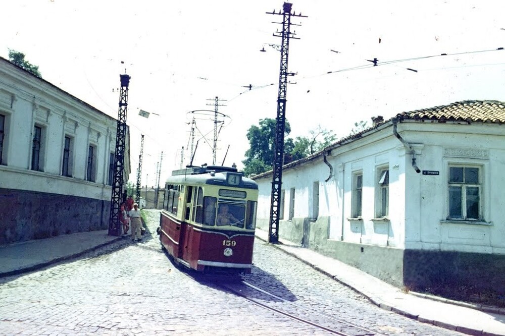 Трамвай Gotha на улице Ефремова в Симферополе. Работать трамваям оставалось всего три года.