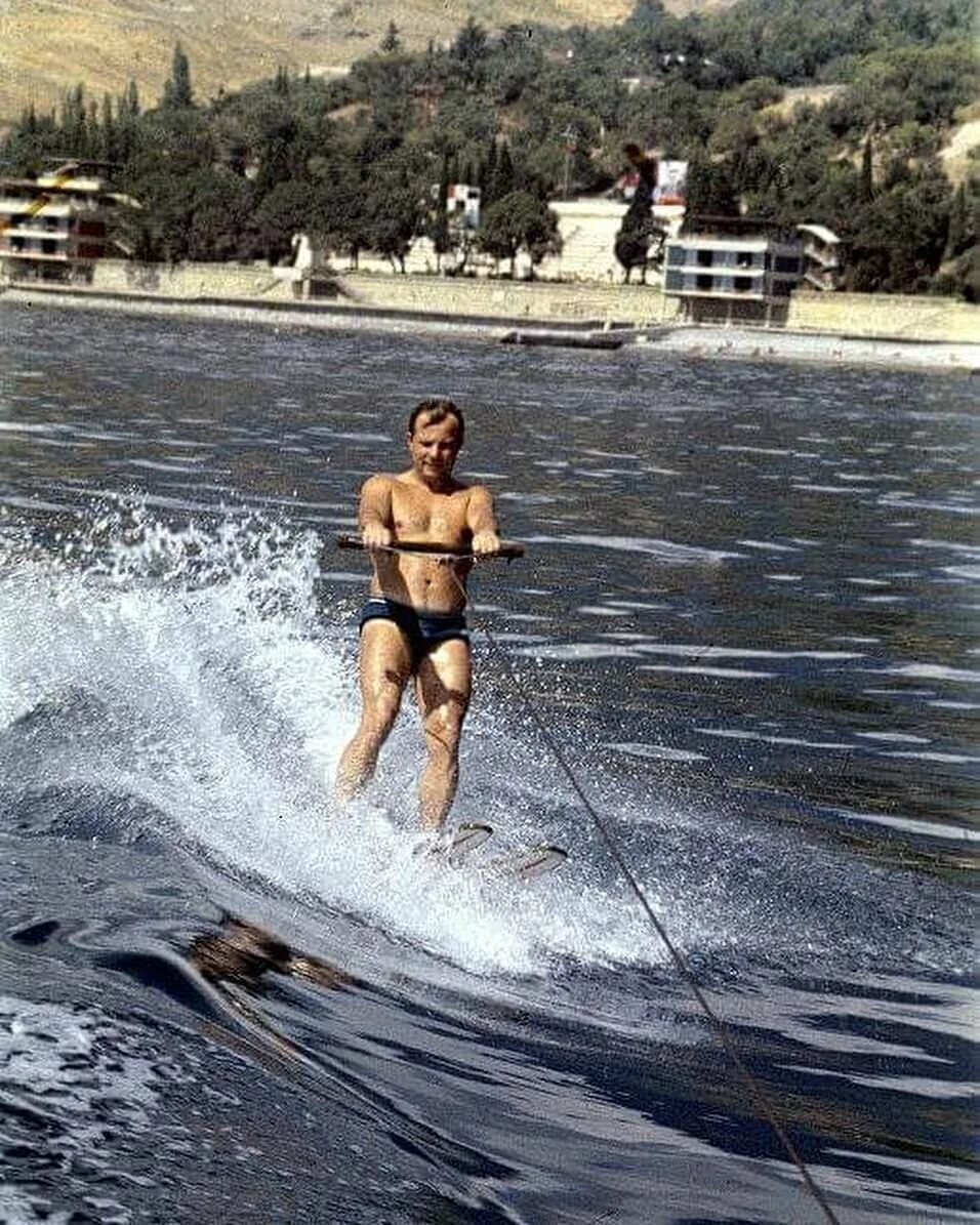 Юрий Гагарин катается на водных лыжах рядом с пляжем "Артека", куда он довольно часто приезжал.