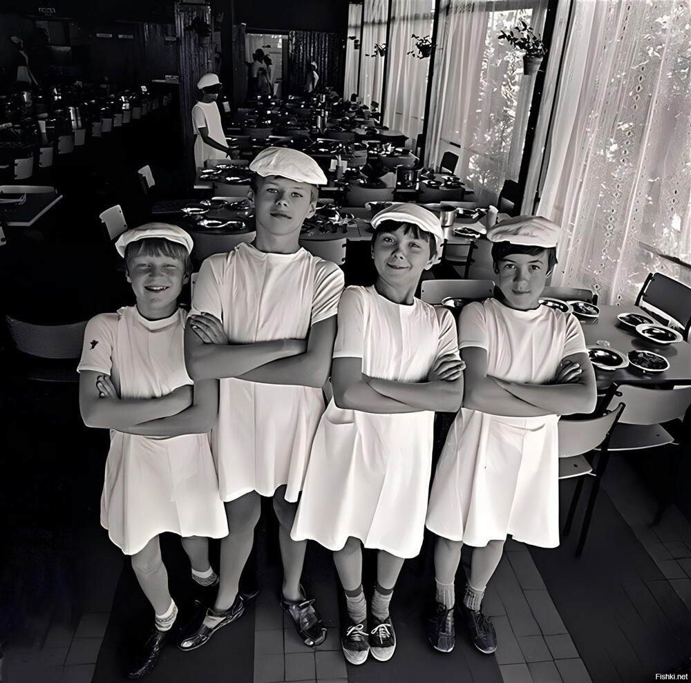 Мальчишки в фартуках дежурные по столовой в пионерском лагеpе, 1976 год