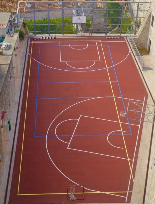 Площадка для мини-футбола, волейбола и баскетбола одновременно. Вот это экономия пространства!