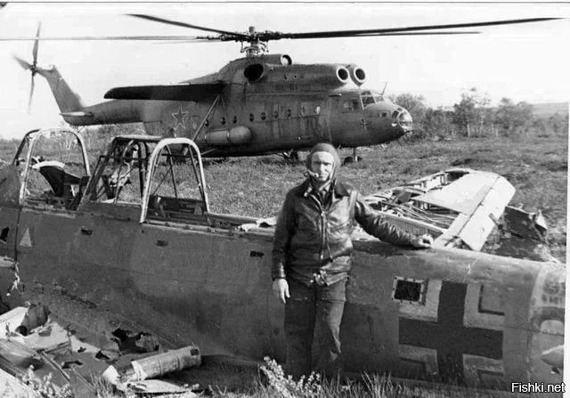 Лётчик 332-го гвардейского военно-транспортно вертолетного полка ВВС ВС СССР ...