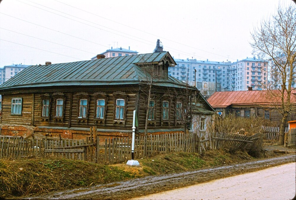 Ещё один кадр из Семёновского. Даже не верится, что Гагаринский район столицы когда-то был таким.