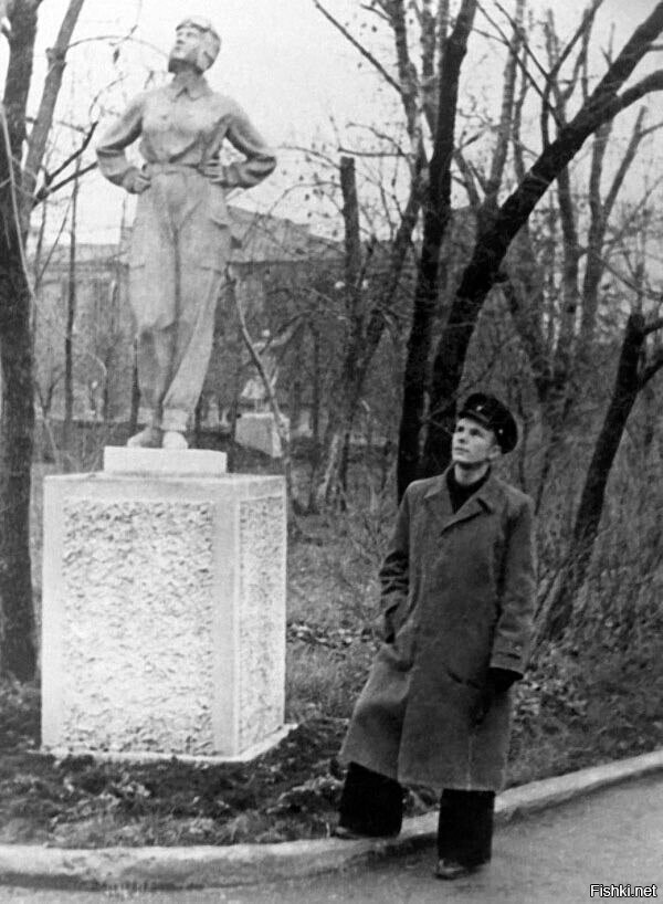 Юрий Гагарин возле скульптуры «Летчица» в Липках во время своей учебы в индус...