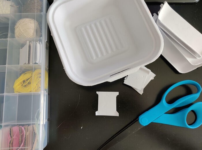 20. «Вместо того чтобы покупать пластиковые шпульки для вышивальных ниток, я делаю их сама из картона и контейнеров для еды на вынос»