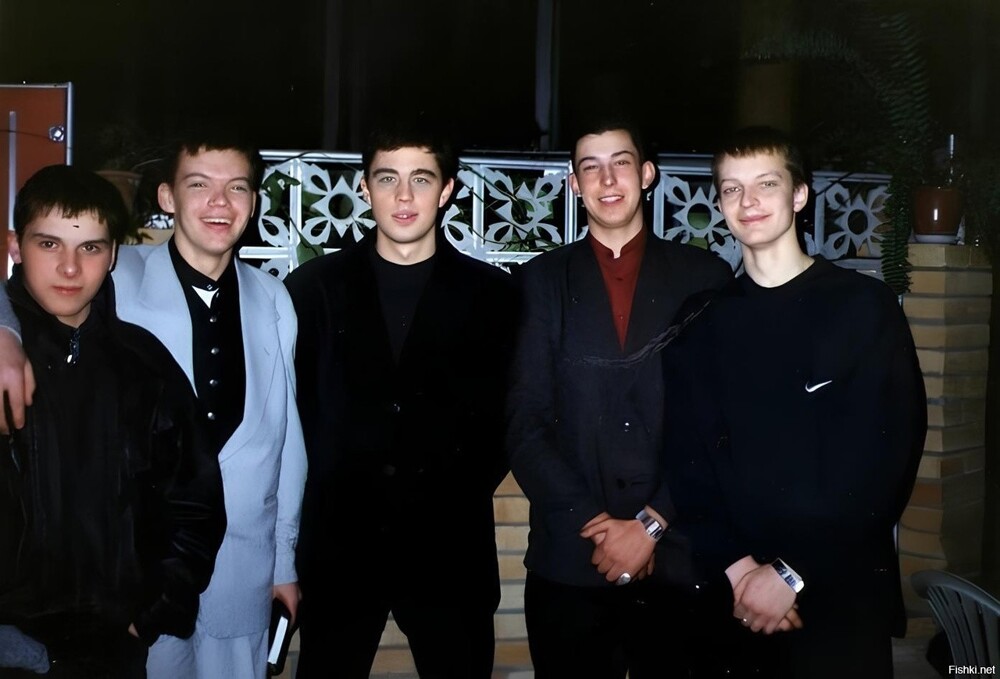 Сергей Бодров с фанатами, на премьере фильма «Брат», в городе Каменск-Уральский