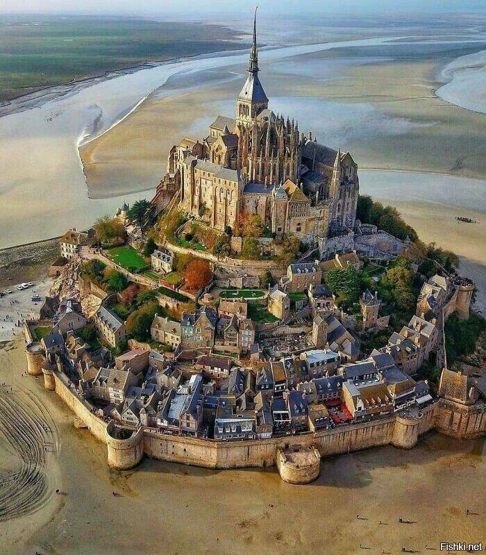 «Мон-Сен-Мишель в Нормандии, Франция, основан в 12 веке»