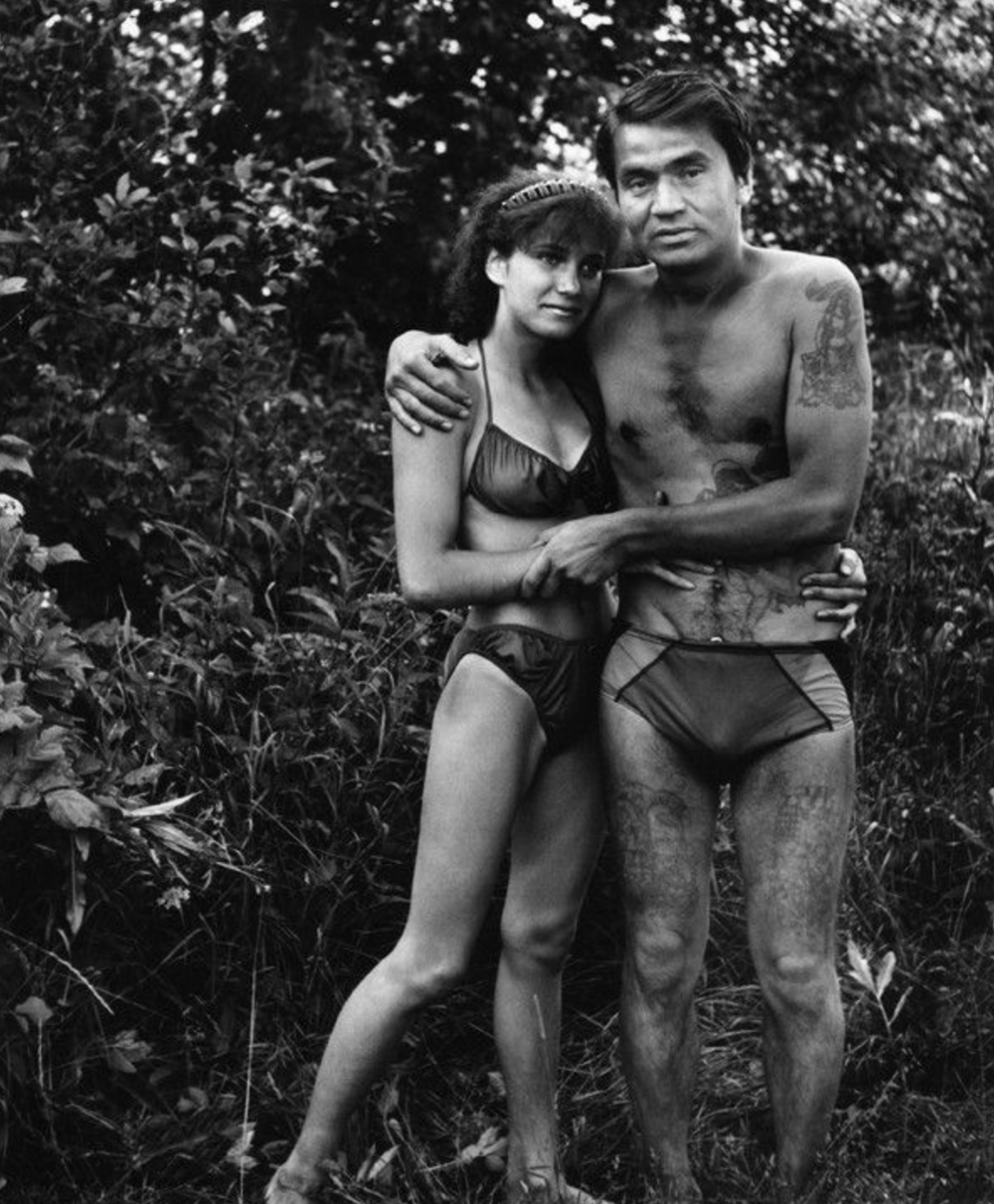 Черно-белое фото мужчины и женщины в купальных костюмах