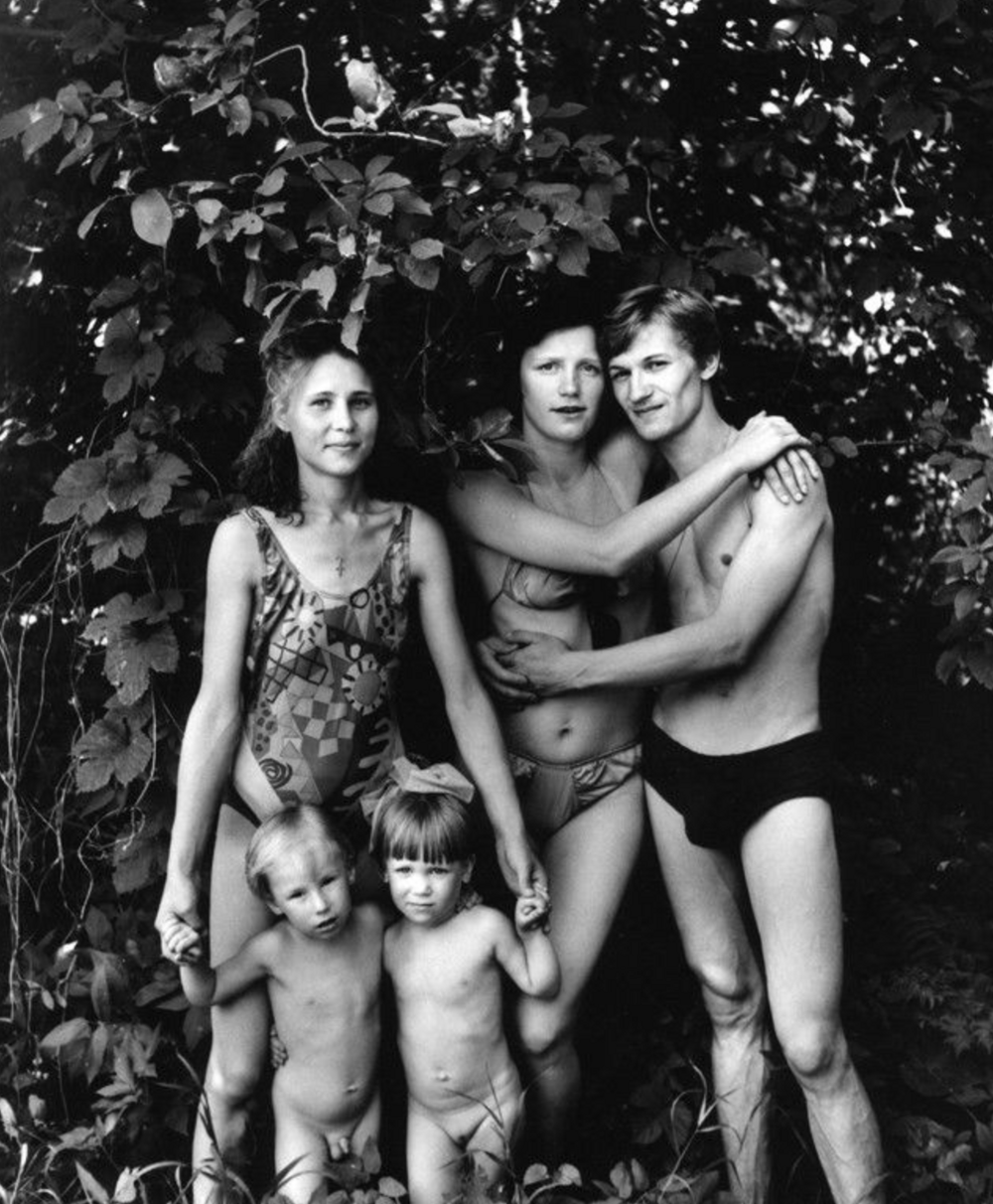 Черно-белое фото советских людей на пляже в купальниках