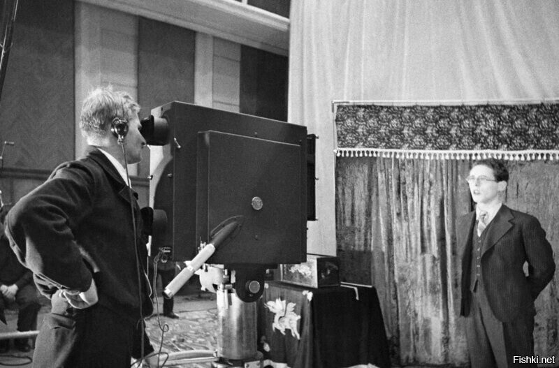 Диктор Всесоюзного радио Юрий Левитан во время записи передачи в студии