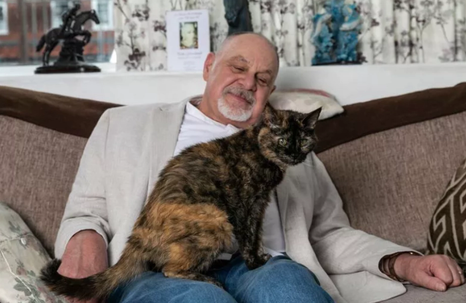 Родилась в прошлом веке: мужчина показал свою самую старую в мире кошку