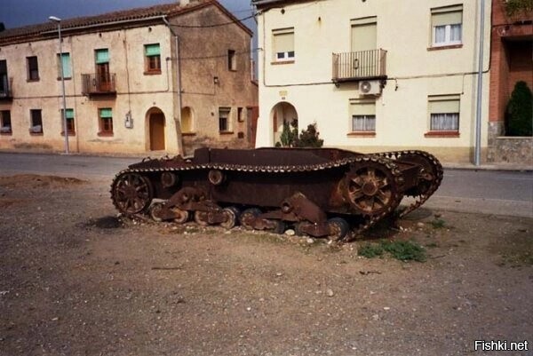 Эхо гражданской войны в Испании, шасси советского танка Т-26 на улице деревуш...