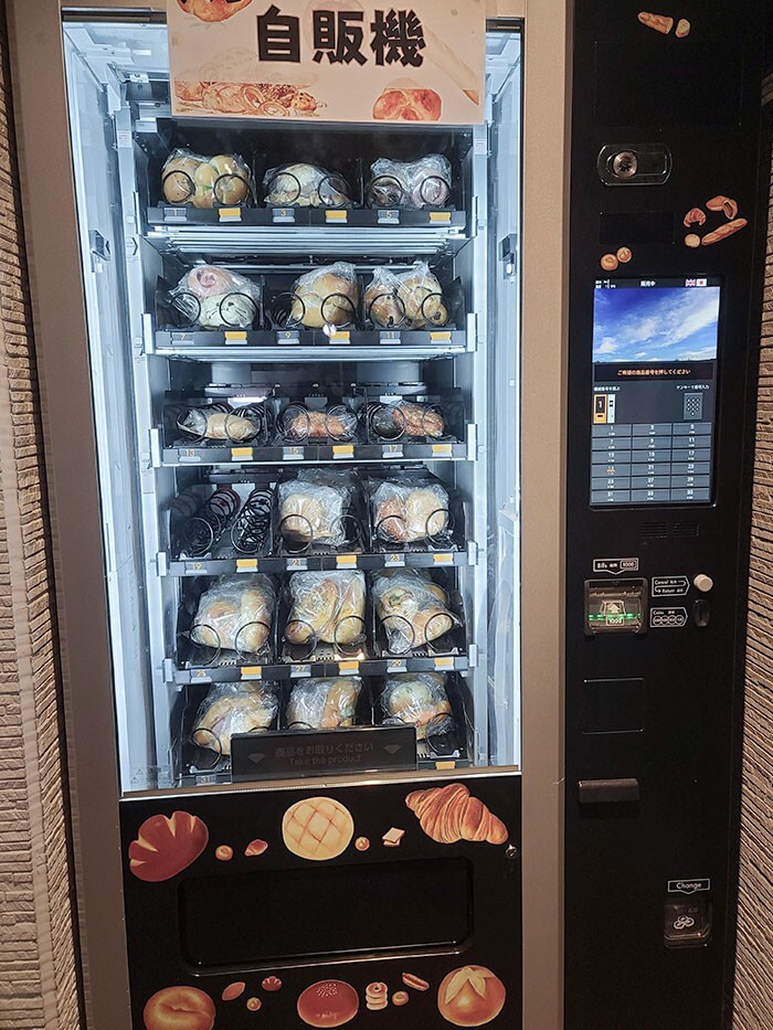 3. Торговый автомат при японской пекарне. Можно купить хлеб и булочки, пока пекарня закрыта на ночь