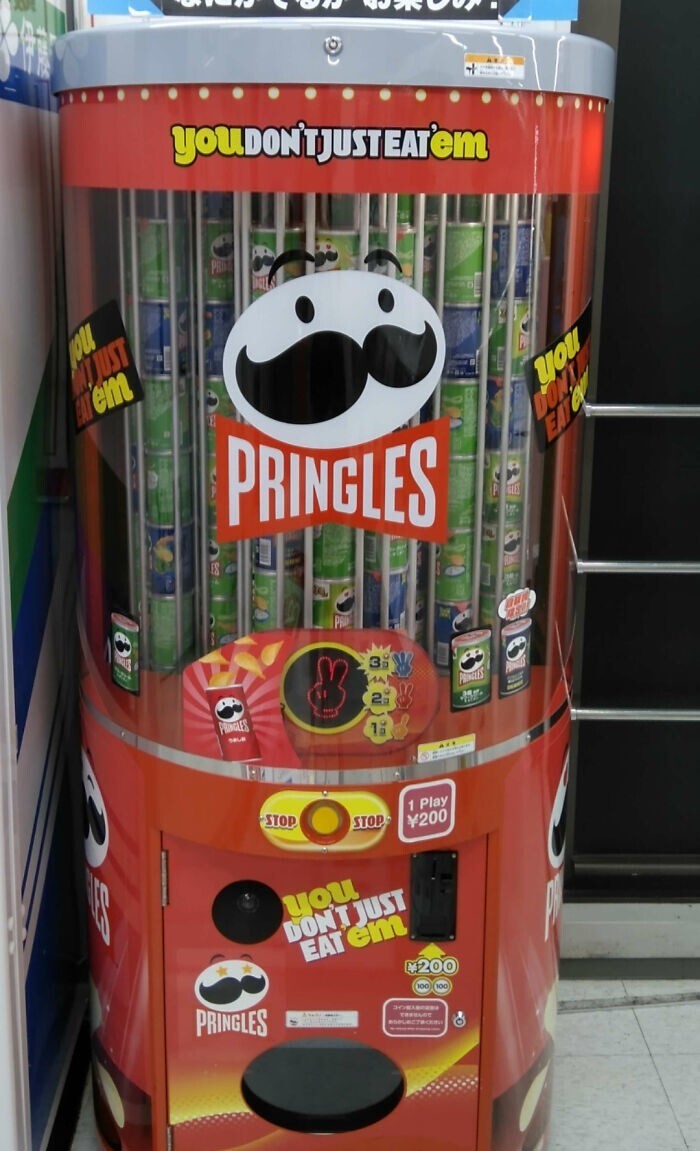 21. Игровой торговой автомат Pringles. Стоимость немного выше, чем при покупке в магазине, но есть случайный шанс получить не одну, а две или три упаковки