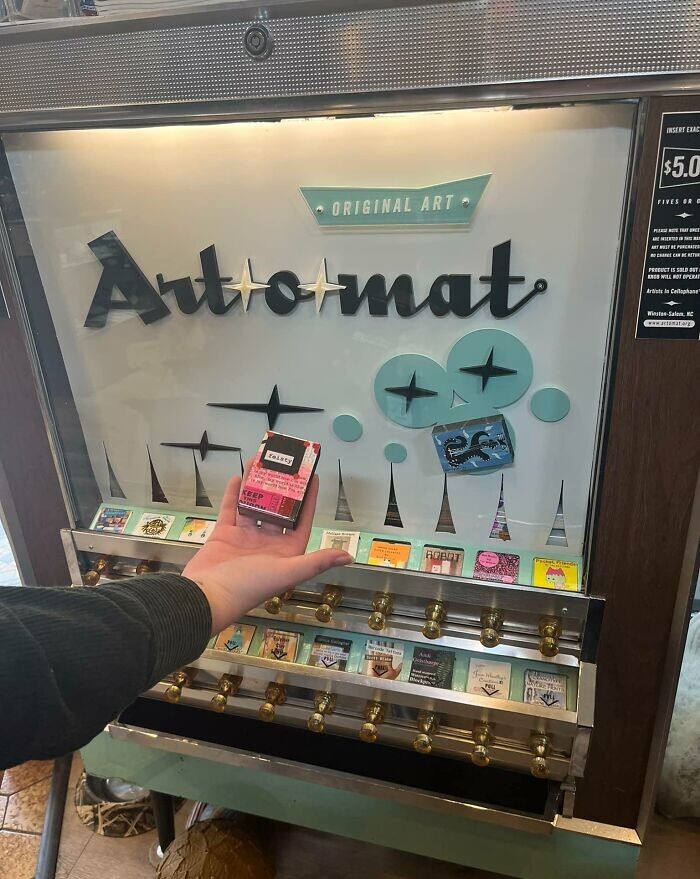 7. Магазин переоборудовал старый сигаретный автомат для того, чтобы продавать работы местных ремесленников