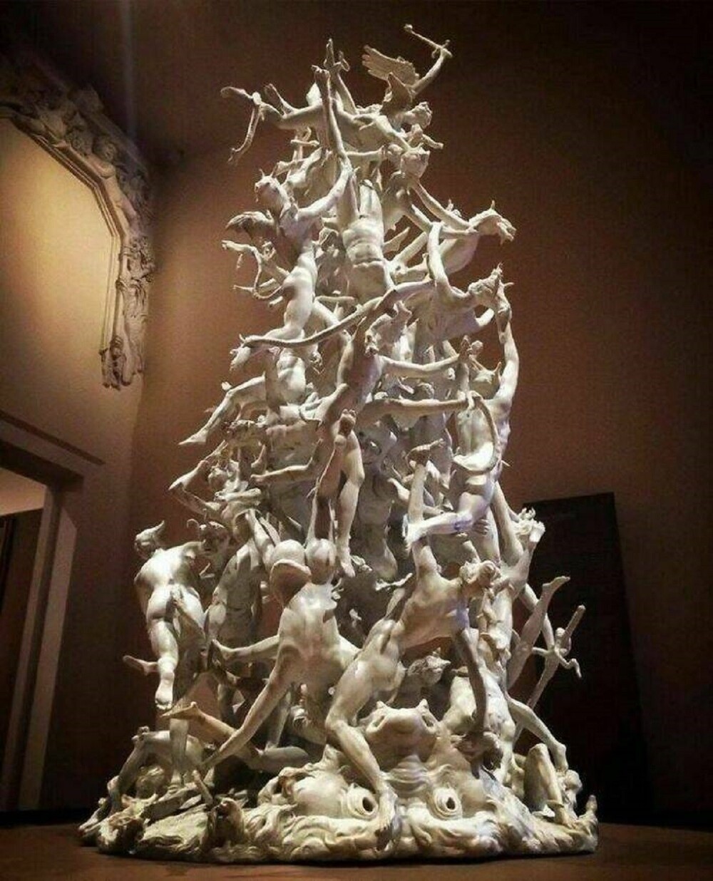 7. Падение мятежных ангелов. Скульптура, сделанная из одного куска мрамора в 1740 году итальянцем Агостино Фасолато. Изображает 60 падших ангелов