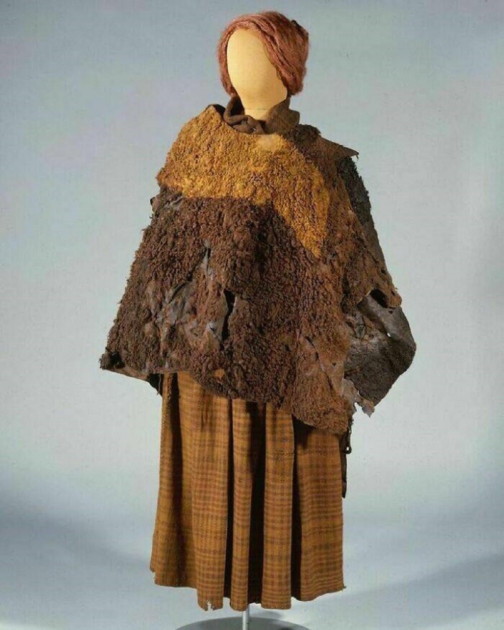 12. Одежда женщины Хульдремозе возрастом 2000 лет, тело которой было найдено в 1879 году в торфяном болоте недалеко от Рамтена в Дании