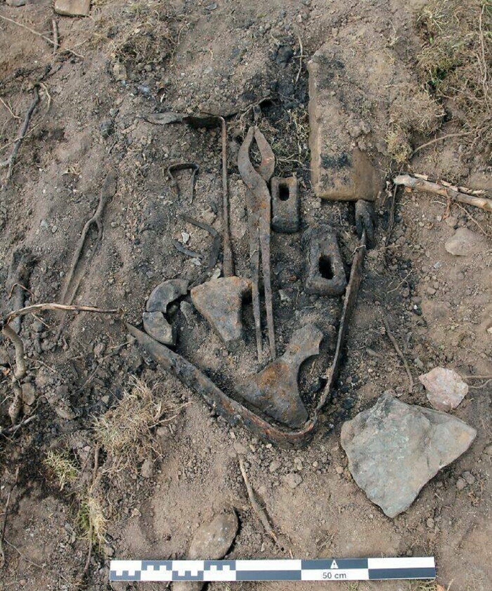 24. Кузнечные инструменты и оружие викингов. Найдены в могиле, ок. 800 г. н. э., Норвегия