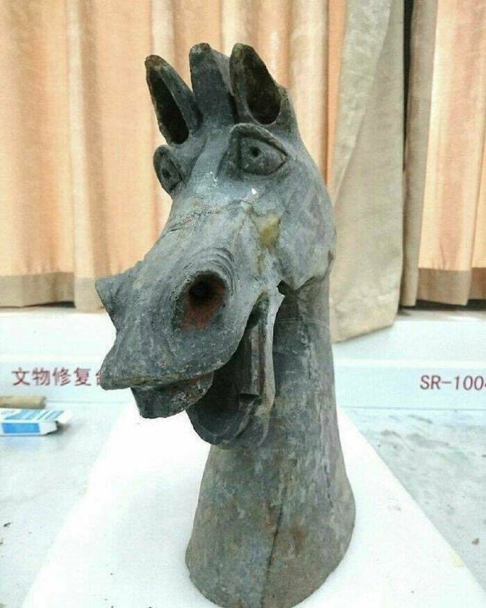 6. Керамическая лошадь возрастом 1800 лет. Династия Хань (202 г. до н. э. — 9 г. н. э., 25—220 г. н. э.), в настоящее время хранится в музее Саньсиндуй в Китае