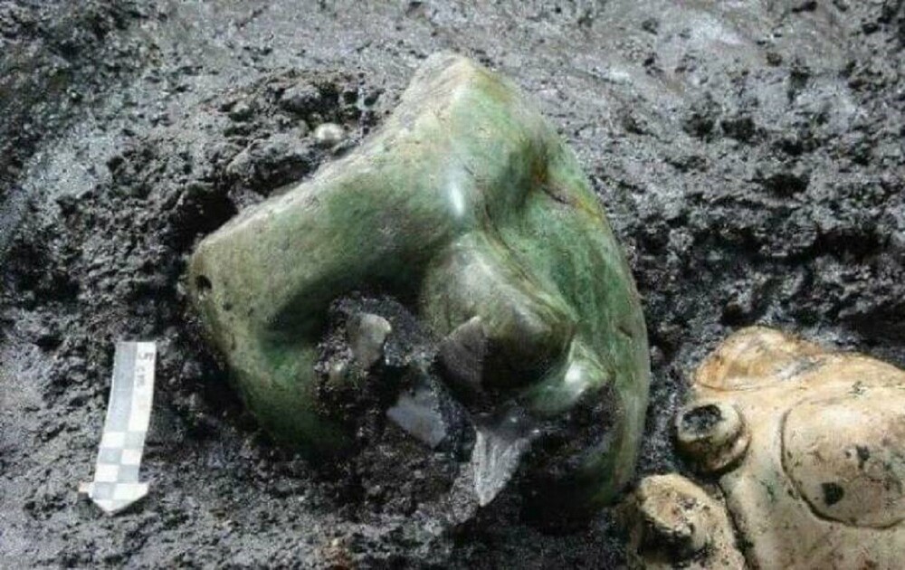 11. Каменная маска из зелёного змеевика возрастом 2 000 лет.  Была найдена у основания Пирамиды Солнца в Теотиуакане, Мексика