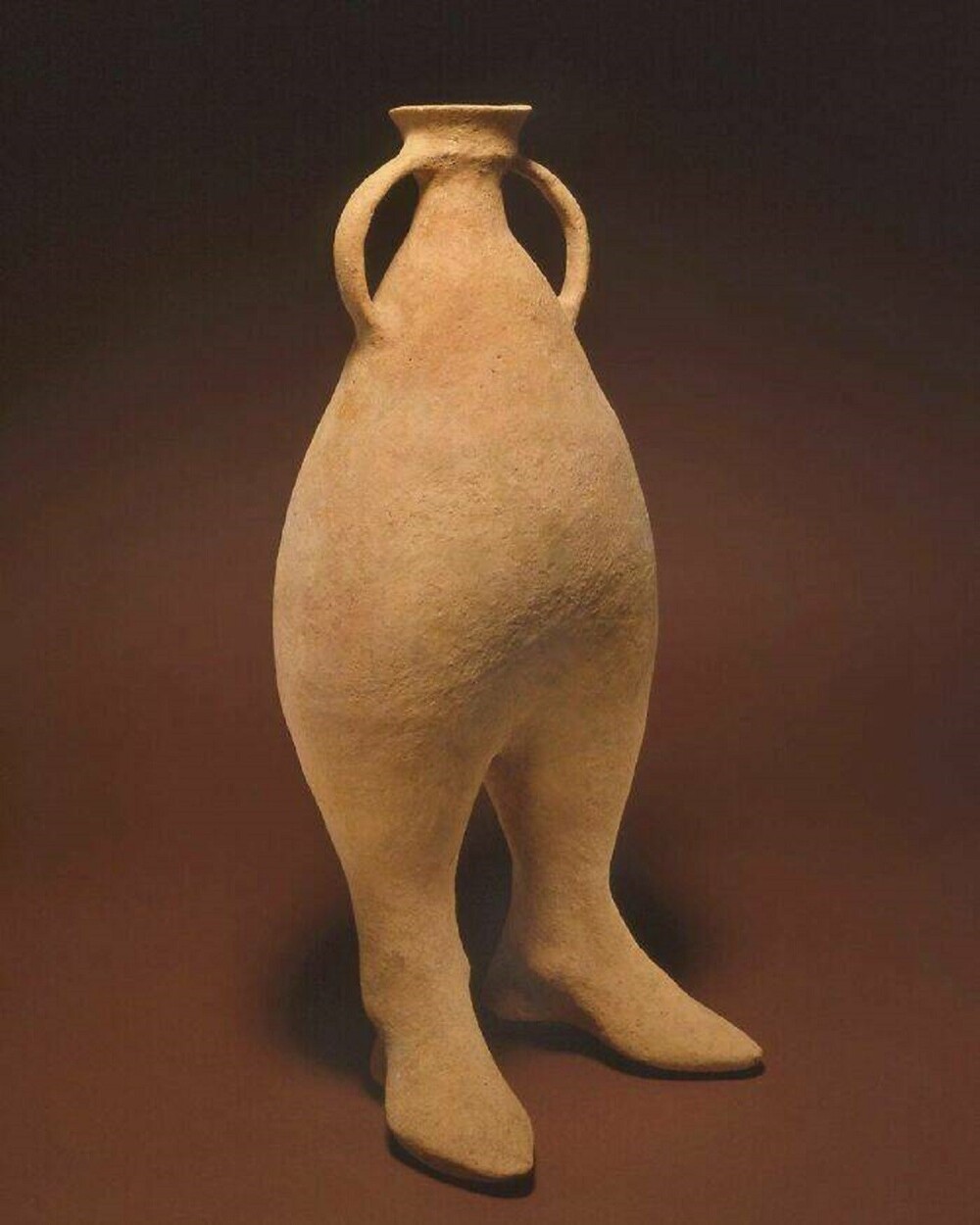 18. Ближневосточный глиняный сосуд с двумя ножками (1000—800 гг. до н. э.), из Северного Ирана