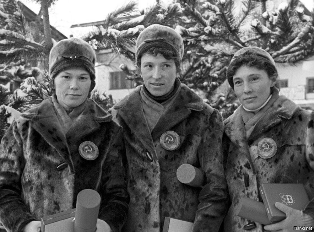 Советские лыжницы Евдокия Мекшило, Клавдия Боярских и Алевтина Колчина, взявш...
