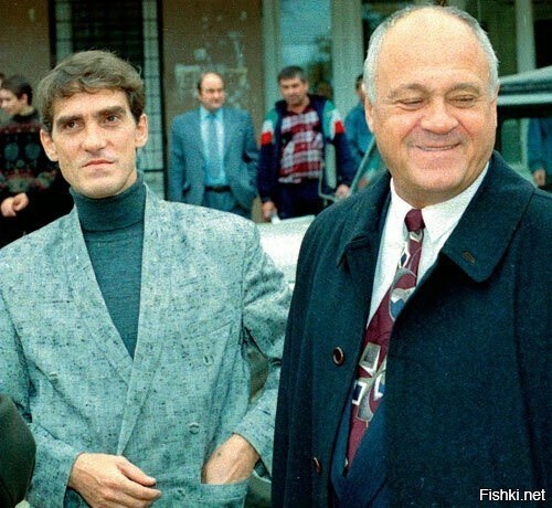 Валерий Гаркалин с Владимиром Меньшовым на премьере фильма «Ширли-мырли», 199...