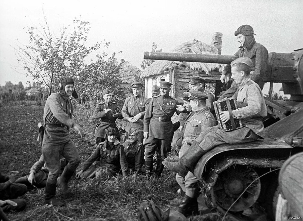 Танкисты 5-го гвардейского танкового корпуса отдыхают перед боями на Курской ...