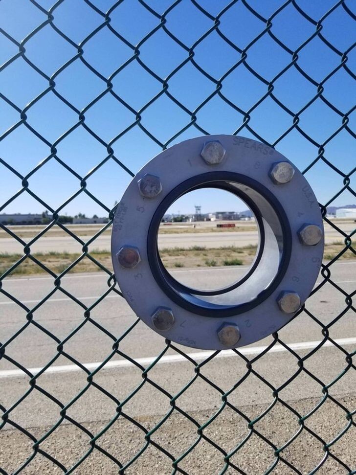7. В сетчатом ограждении аэропорта есть специальное отверстие для объективов фотоаппаратов