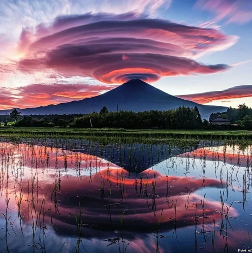 Фудзияма (Япония), увенчанная линзовидными облаками - фото реальное