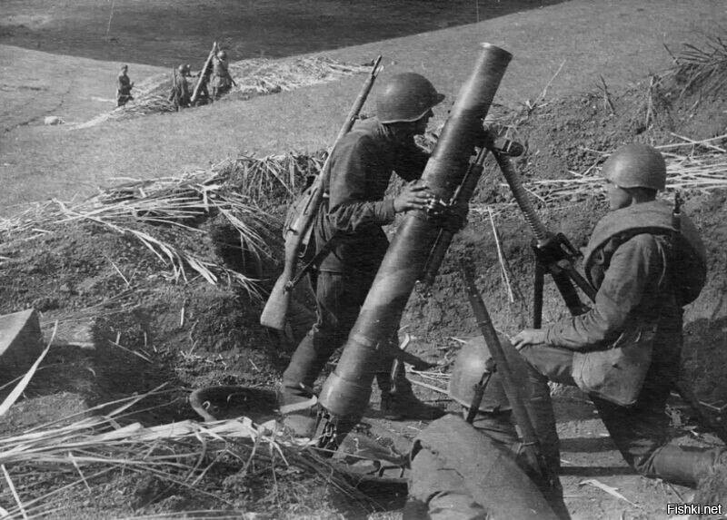 Расчет 120-мм миномета старшего сержанта Гавриленко ведет огонь под Сталинградом