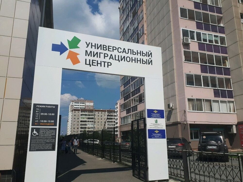 Приезжий набросился на журналистов у миграционного центра в Екатеринбурге