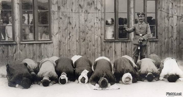 Мусульмане из Русской Императорской армии  во время намаза в немецком лагере ...