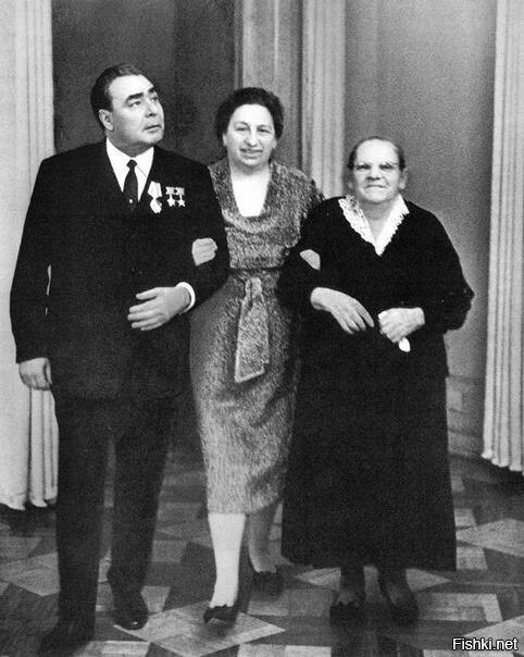 Леонид Ильич Бpeжнев с cyпругой и мамой, 1966 год
