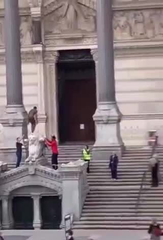 На видео окружающие пытаются согнать орущего голого негра со статуи огромного... 